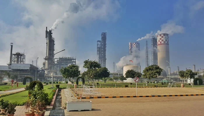 Engro Corp and Dawood Hercules have reached an agreement to restructure their deal. 23 Engro Corp and Dawood Hercules have reached an agreement to restructure their deal.