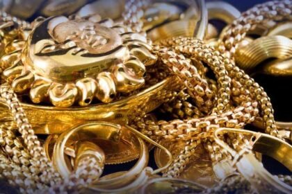 The prices of gold in Pakistan are still on a downward trend.
